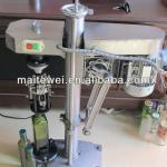 Machine for glass bottle closing