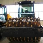 Hydraulic single drum vibratory road rollers with pad foot