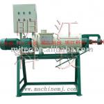 The spiral extrusion solid-liquid separation machine for animal waste