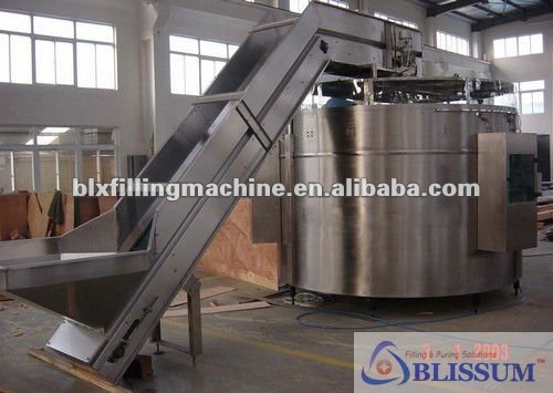 Automatic beverage bottle conveying machine