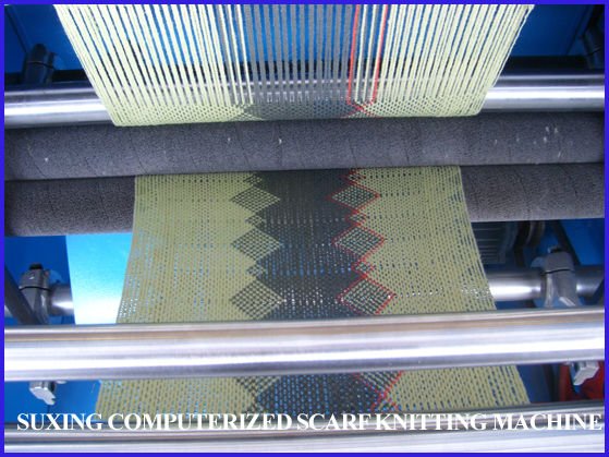 Computerized jacquard scarf knitting machine