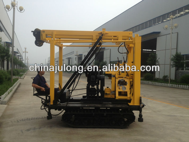 Crawler mounted portable water well hydraulic drilling rig