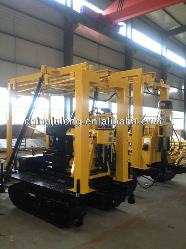 Crawler mounted portable water well hydraulic drilling rig