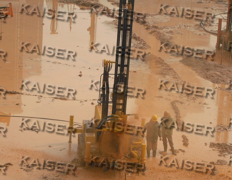 Crawler-mounted water well drilling rig