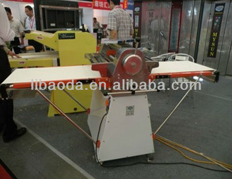 Electric dough rolling machine for puff pastry