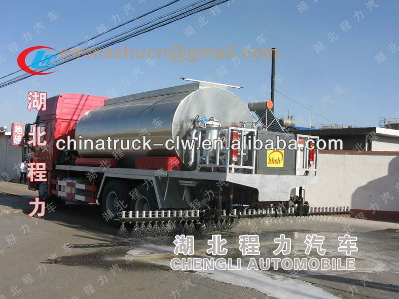 Famous brand Sinotuck HOWO 12cbm bitumen sprayer car for sales