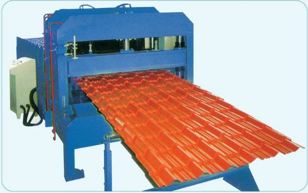 Glazed colored steel tile forming machine for roof