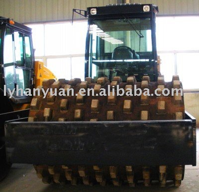 Hydraulic single drum vibratory road rollers with pad foot