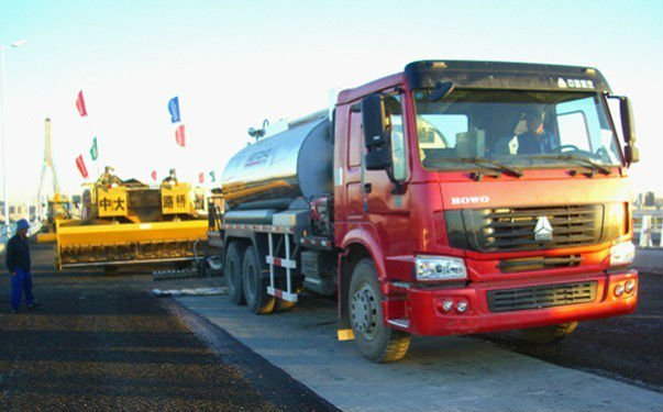 Intelligentized Asphalt Distributor truck