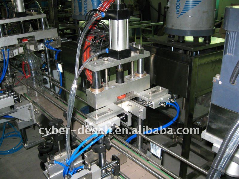 Linear screw capping machine