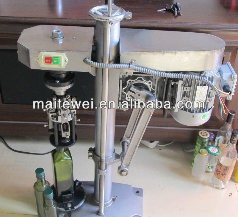 Machine for glass bottle closing