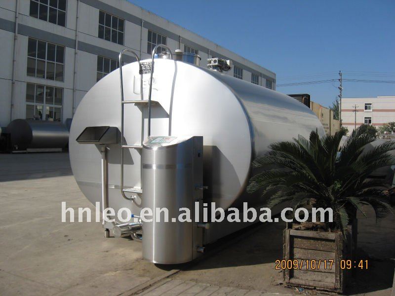 Milk cooling tank with auto cleaning system