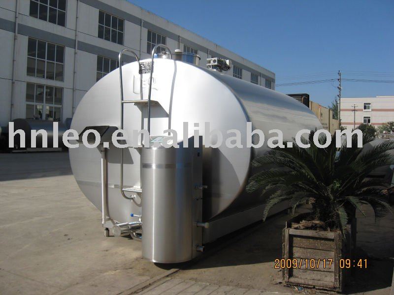 Milk cooling tank with CIP unit