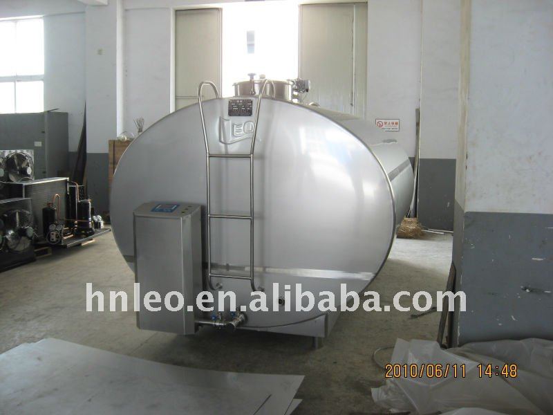 Milk cooling tank with cleaning system