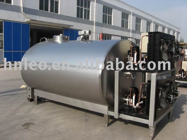 Milk storage tank with cleaning system