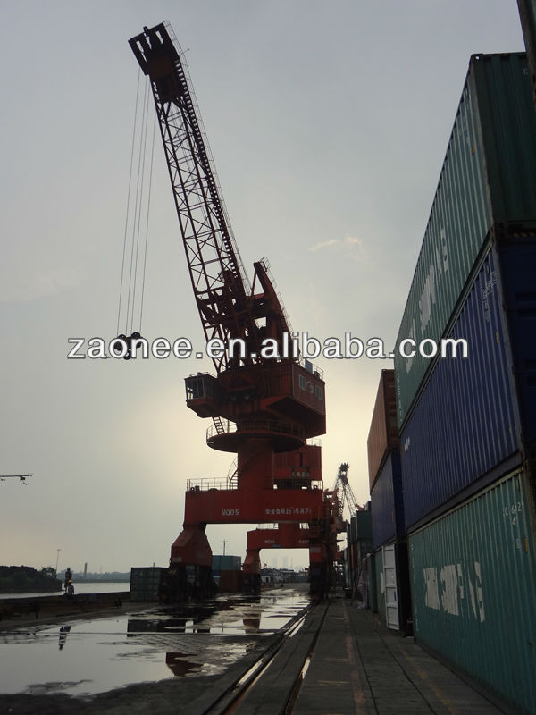 Mobile portal crane for pile containers