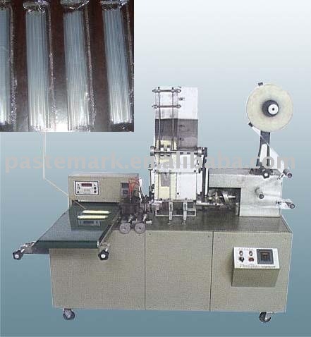 Packing machine for batches of straw