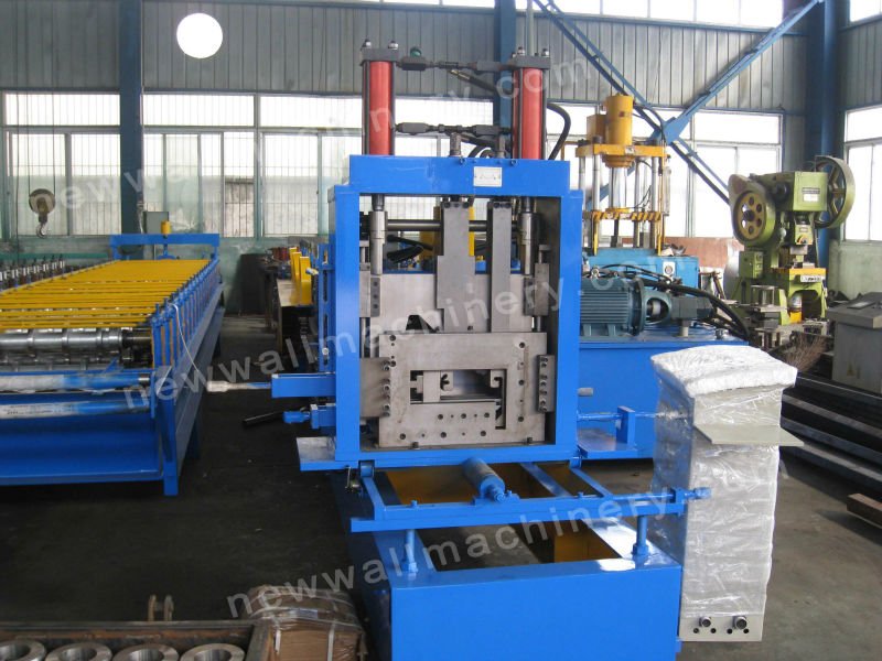 Roll forming machine