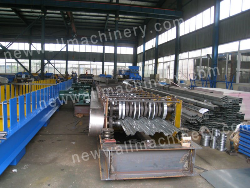 Roll forming machine