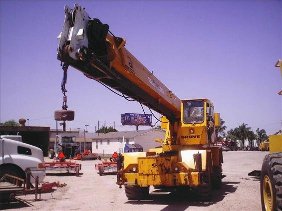 ROUGH TERRAIN CRANE