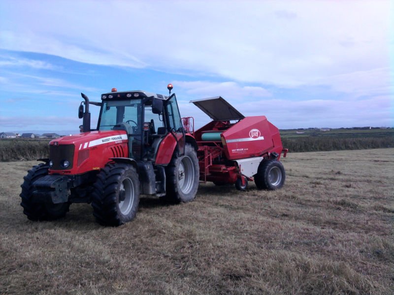 ROUND BALER