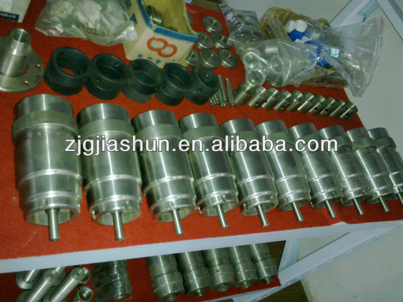 Screw capping head for plastic bottles