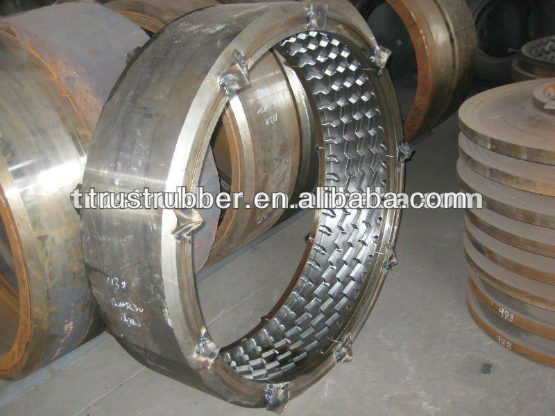 Tyre Vulcanizing Machine With Segmented Mold