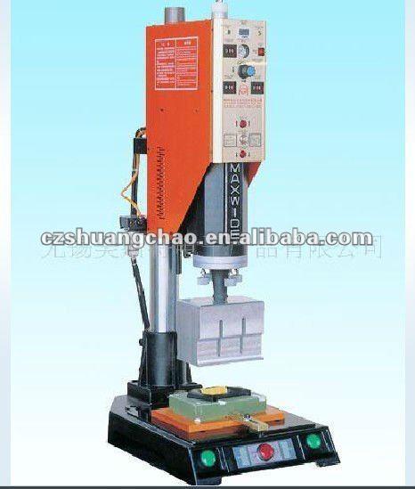 Ultrasonic welding machine for plastic material