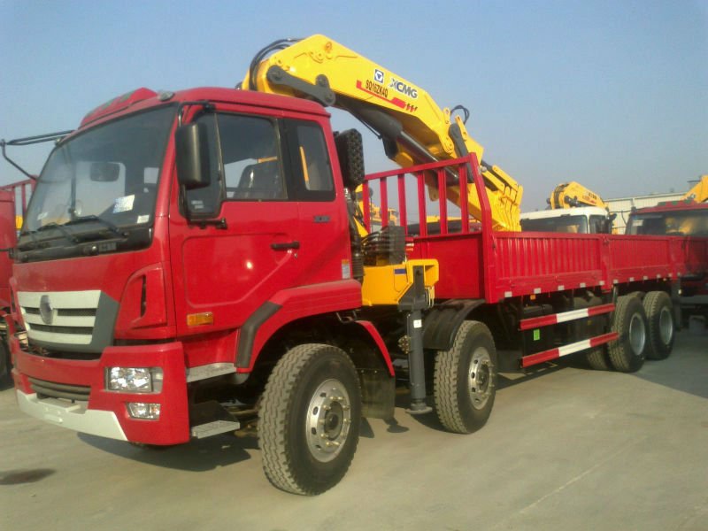 XCMG 8 tons telescopic boom truck mounted crane