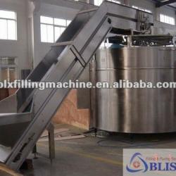 Automatic beverage bottle conveying machine