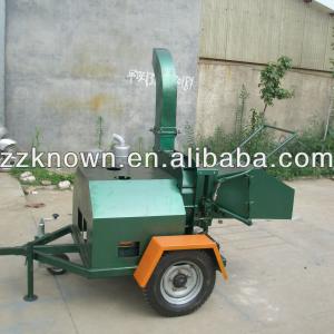 Chip size adjustable wood chipper machine with tractor