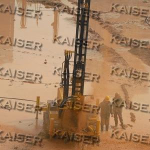 Crawler-mounted water well drilling rig