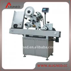 Horizontal labeling machine for bottles