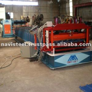 Step tile forming machine