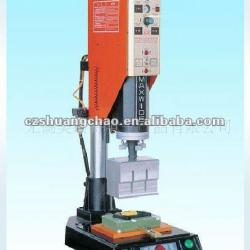 Ultrasonic welding machine for plastic material