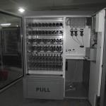 Snacks and cold drinks vending machine with heat exchanger