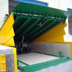 Hydraulic stationary loading ramp for unloading goods
